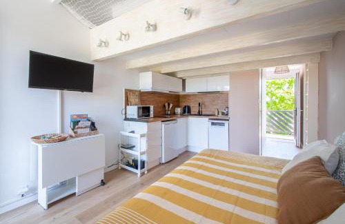Aigues-Mortes Apartment | Le Camarguais Vue Canal A 2 pas des remparts d'Aigues-Mortes