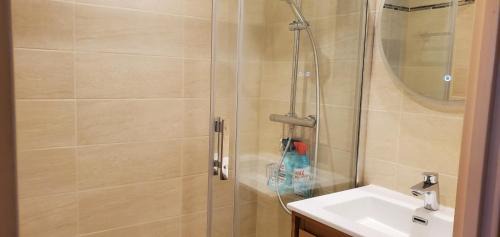 Frejus Port Apartment | LE CAPITOLE Vue mer Studio cabine 27m2 les pieds dans leau 2 adultes 2 enfants clim et garage