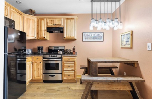 Mountain Village Condo | Le Chamonix B by Avantstay Located In Mountain Village, Close to Gondola & Skiing