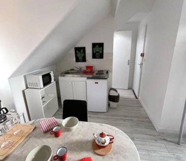Lamballe Apartment | Le Cocon rouge - studio en plein centre historique