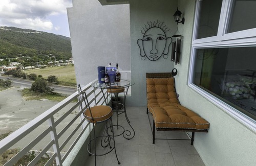 New Kingston Condo | "Le Luxe" Penthouse 1 BR Condo w/AC, complimentary Netflix, WiFi & 24/7 sec