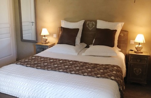 Vogue House | Le Mas de Molines, Cinnamon Room, swimming pool and garden