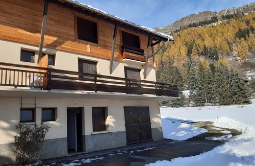 Monetier-les-Bains Apartment | Le Monétier les Bains: 55m2 Montagnard-style apartment in large chalet