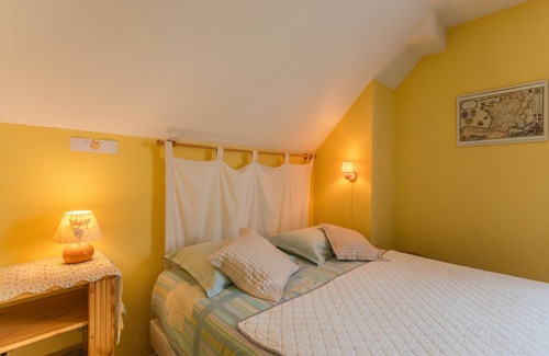 Lescar Bed & Breakfast | Le Pesquit guest room with shared terrace, communal garden and air conditioning
