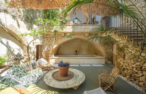 Collias House | Le Petit Palais Hors Du Temps