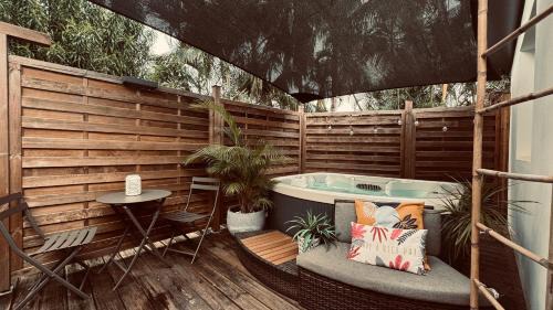 Sainte-Clotilde Centre House | Le Pluméria - T1 avec un SPA privatif