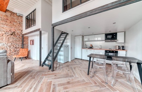Griffon - Royale Apartment | Le Pouteau: Authentic Charm, 2-Bedroom Apartment in Croix Rousse
