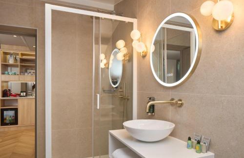 Hopital Saint-Louis Hotel | Le Robinet d'Or Paris Canal Saint Martin