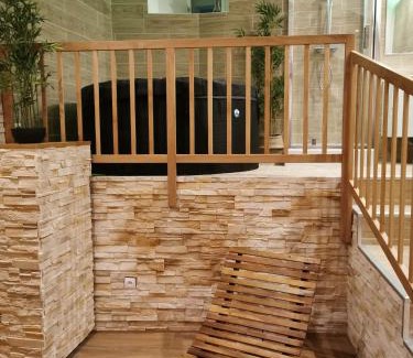 Old Town Apartment | Le Spa de la Cathédrale - Jacuzzi - Sauna - Champagne - Netflix - Wifi