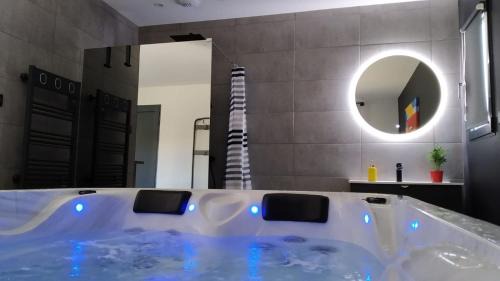 Foix Ski Chalet | Le Spa du Verger de Firmin - jacuzzi intérieur privé