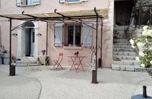 Coursegoules Apartment | Le studio côté chapelle