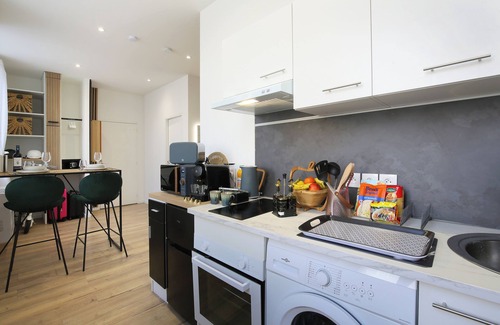 Beaumont-de-Lomagne Apartment | Le Zénitude-Spa-Sauna-QueenSideBed-Netfkix