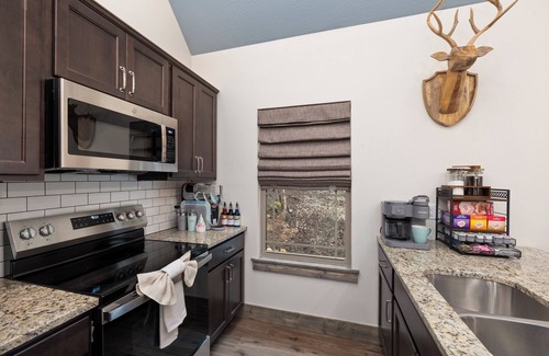 Hollister Cabin | Ledgerock Cabin – Elegant 3BR Retreat in Tall Timbers Resort