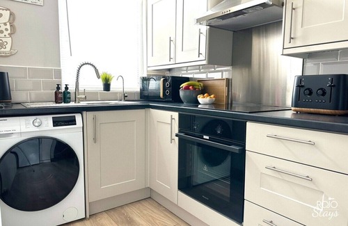Leeds House | Leeds City | 3BR + Parking. Comfortable home for contractors and longer stays