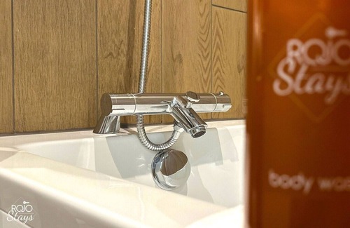 Leeds House | Leeds City | 3BR + Parking. Comfortable home for contractors and longer stays