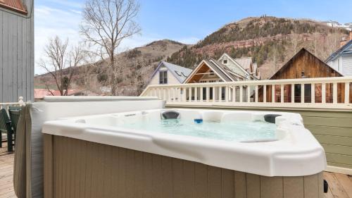 Telluride House | Legacy House by AvantStay Beautiful 4BDR Home in Great Location w Hot Tub