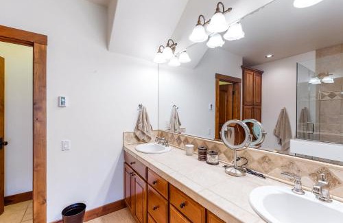 Elkhorn Village Apartment | Legends Hideout