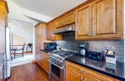 Elkhorn Village Apartment | Legends Hideout