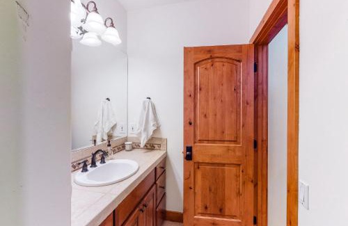 Elkhorn Village Apartment | Legends Hideout