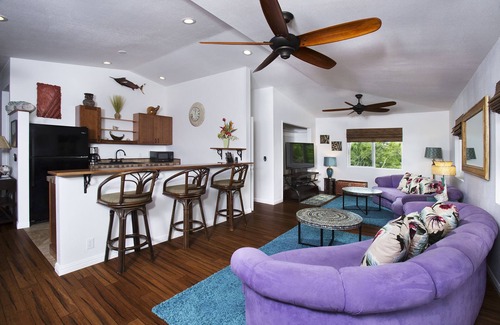 Historic Kailua Village House | Lehua Lounge in the Heart of Downtown Kona