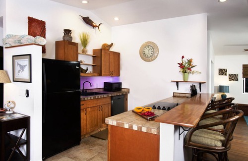 Historic Kailua Village House | Lehua Lounge in the Heart of Downtown Kona
