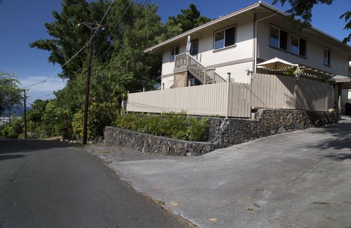 Historic Kailua Village House | Lehua Lounge in the Heart of Downtown Kona
