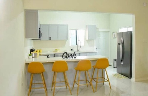 Little London House | LEMONADE, Option of Daily Breakfast, Beach Access