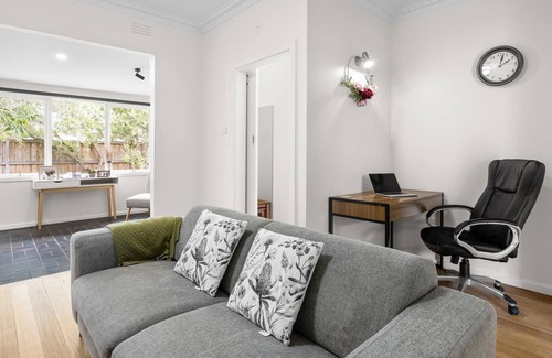 Rosebud House | Leon Cottage@Rosebud - Set within serene established gardens, comfortable and cosy beach side cottage