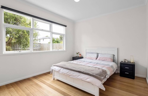 Rosebud House | Leon Cottage@Rosebud - Set within serene established gardens, comfortable and cosy beach side cottage