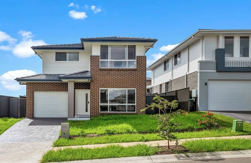 Leppington House | Leppington Two-Level 4Br near Village & Woolworthsn