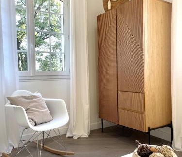 Saint-Mesmin Bed & Breakfast | LES 15 CHENES Chambres d hôtes, parc arboré de 5000 m2 à 20KM du PUYDUFOU Une suite familiale et 3 chambres doubles