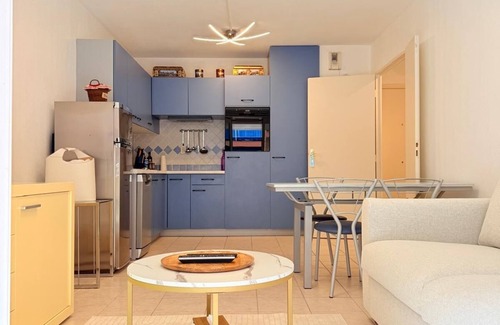 Cannes Apartment | Les 3 Îles Location. Air-conditioned apartment 50m from Juan Les Pins beaches