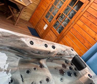 Saint-Denis Cabin | Les Chalets de Marie 974- Jacuzzi SPA privatif dans le chalet , sans vis à vis , vue mer