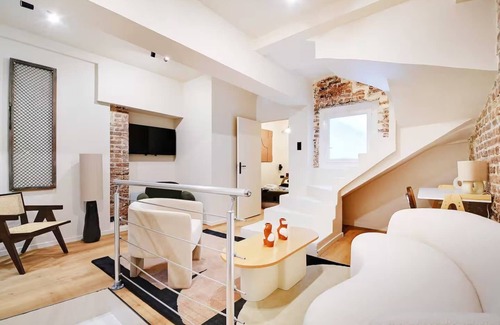 Strasbourg -Saint-Denis Apartment | Les Halles - Grands Boulevards Renovated 3BR - 8P