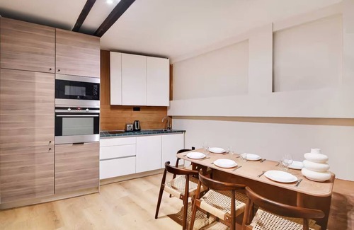 Strasbourg -Saint-Denis Apartment | Les Halles - Grands Boulevards Renovated 3BR - 8P