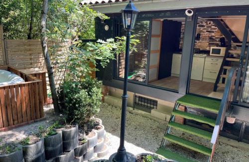 Privas House | Les lucioles studio avec Jacuzzi privatif