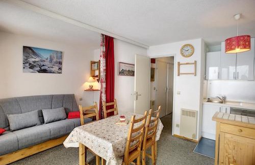 Les Bruyeres Apartment | Les Menuires - 2 pièces cabine, 4 pers, ski aux pieds, parking, balcon - FR-1-178-345