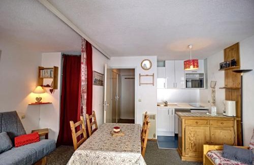 Les Bruyeres Apartment | Les Menuires - 2 pièces cabine, 4 pers, ski aux pieds, parking, balcon - FR-1-178-345