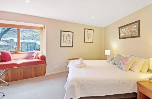 Lake Crackenback Ski Chalet | Les Perrieres Lodge - Spacious 3BR Luxury l Gym l Indoor Pool l Tennis l WiFi l BBQ
