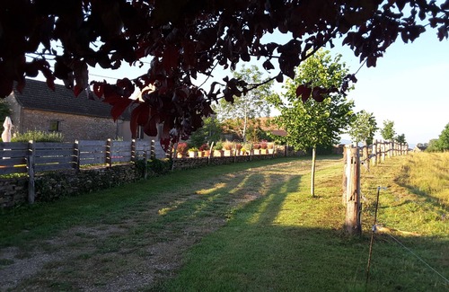 Viry House | "Les Vieux Poiriers" (near Taize, Cluny .) in Bonnay 71460 (Cluniac site)