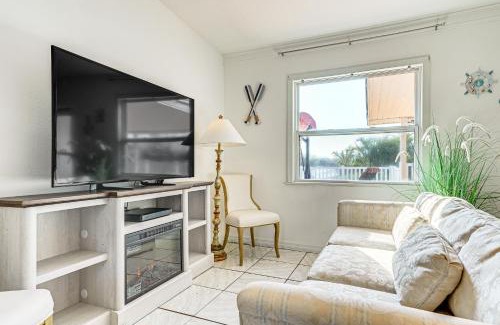 Hudson Beach Estates Apartment | Less Than 1 Mi to Beach Hudson Apt with Fishing Dock Access