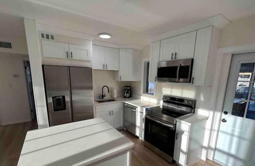 Seminole Cottage | Less than 10 Minutes to the most beautiful beaches!