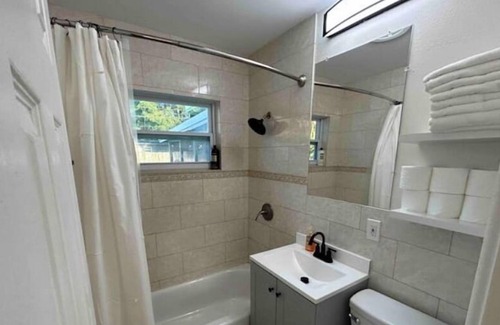 Seminole Cottage | Less than 10 Minutes to the most beautiful beaches!