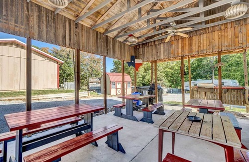 Quitman Hotel | Less than a mile from Lake Fork-UPDATED-Catfish Cabin Rm 1