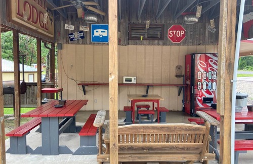 Quitman Hotel | Less than a mile from Lake Fork-UPDATED-Bowfin Bungalow-Rm 3