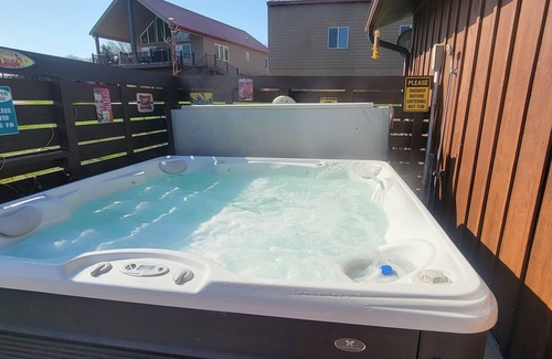 Crofton Cabin | Lewis and Clark Lake Cabin with Hot Tub