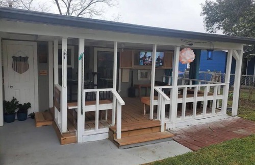 San Antonio House | Lib's Place . A cheerful three bedroom home!