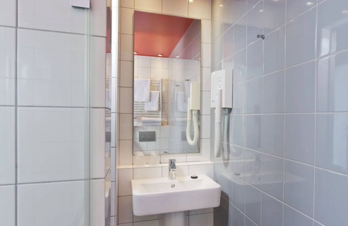 Quartier de la Porte-Saint-Denis Hotel | Libertel Gare Du Nord Suede Hotel Room that Has a Great Location