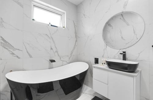 Lidcombe House | Lidcombe Luxe on Eric Spacious Stay mins to Olympic Park