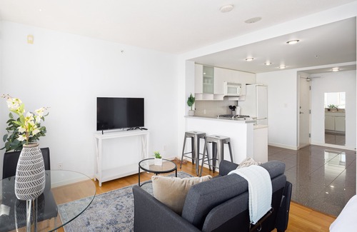 Southeast False Creek Apartment | Light and Bright Yaletown with Pool